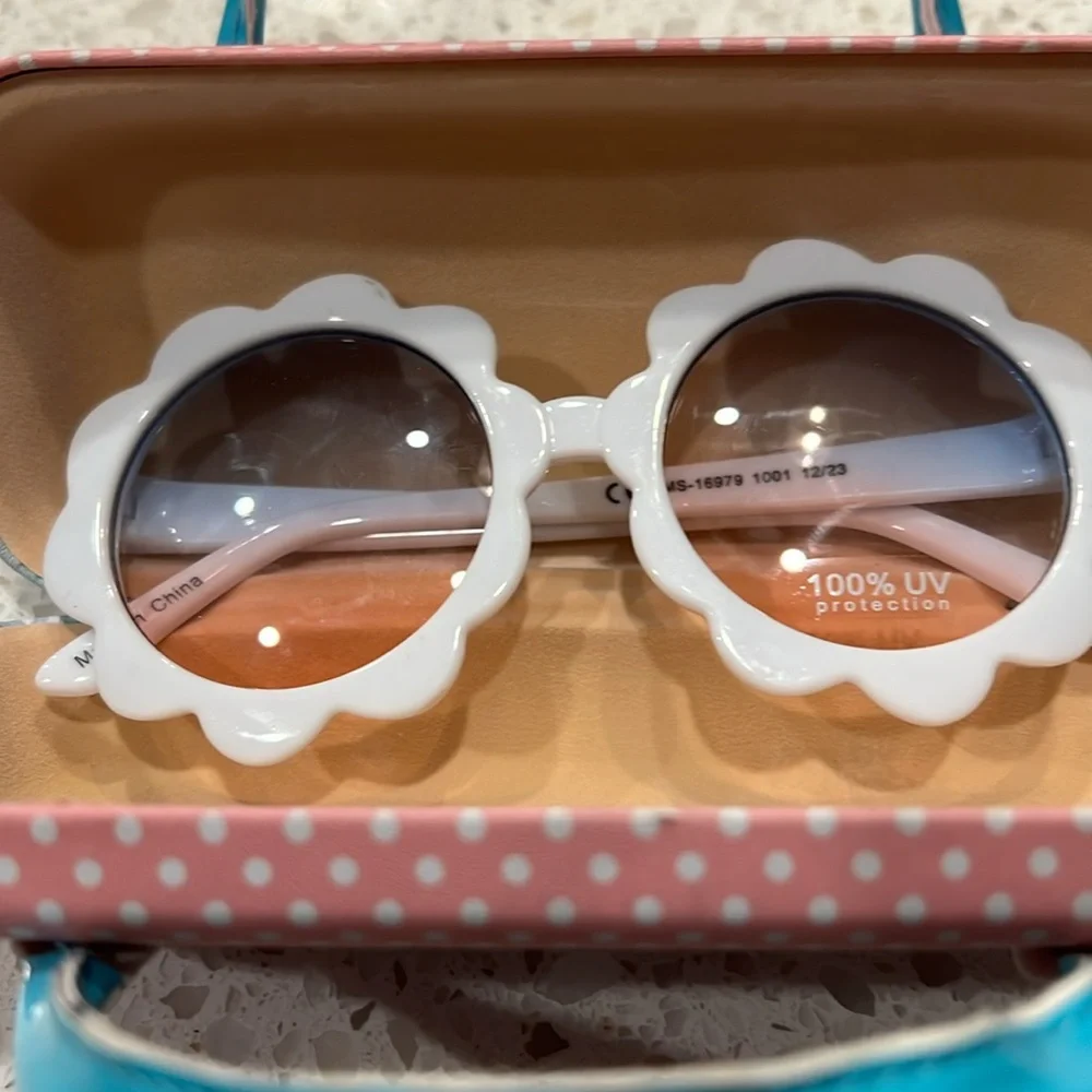 Tommy Bahama Girls Sunglasses.  Perfect for your little ones beach day!